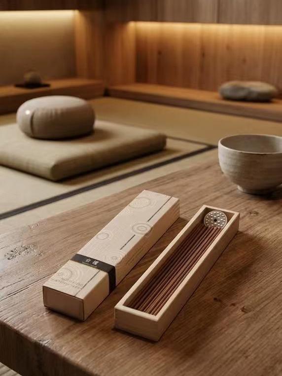 Hyakuraku-Koh  Incense Sticks (Includes Incense holder)